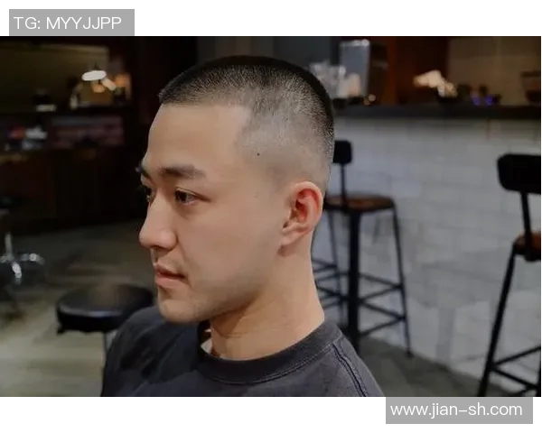 寸头足球星展现阳刚魅力尽显运动风采引领年轻人潮流趋势